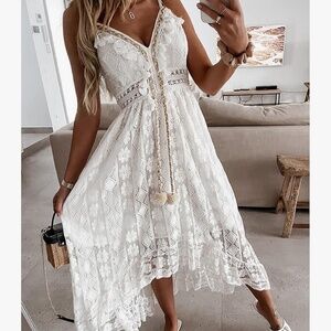 This elegant white lace boho dress is perfect for any occasion. Its intricate la